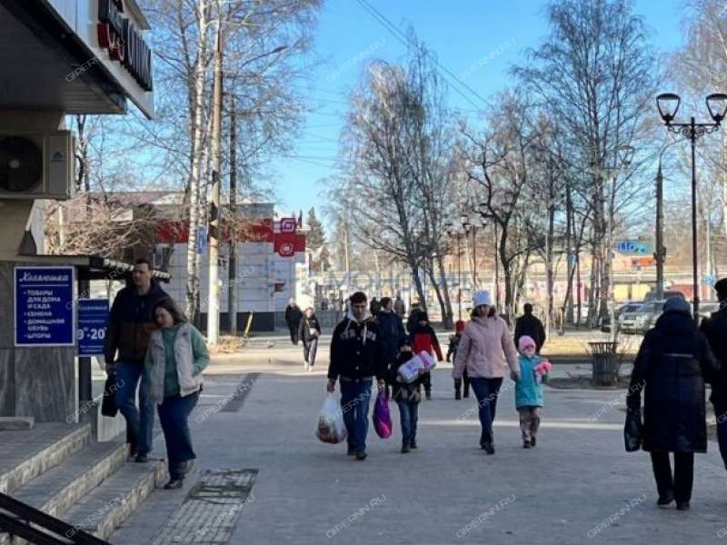 помещение под торговую площадь, недвижимость под образовательные учреждения на улице Коминтерна