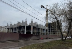 Десятилетний долгострой начали сносить на Гончарова в Нижнем Новгороде