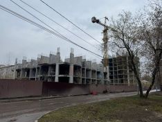 Десятилетний долгострой начали сносить на Гончарова в Нижнем Новгороде