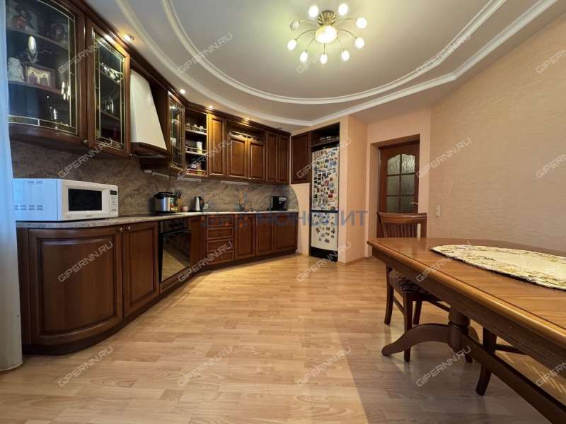 трёхкомнатная квартира на Керченской улице дом 28