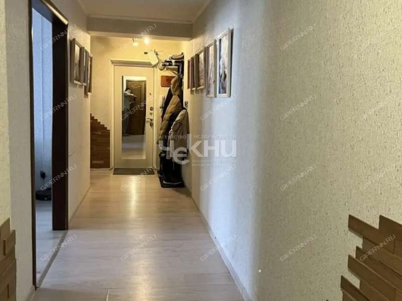 трёхкомнатная квартира на улице Александра Хохлова дом 5