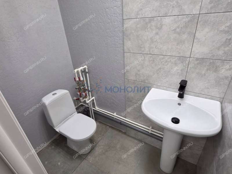 помещение под офис, торговую площадь на улице Владимира Лузянина