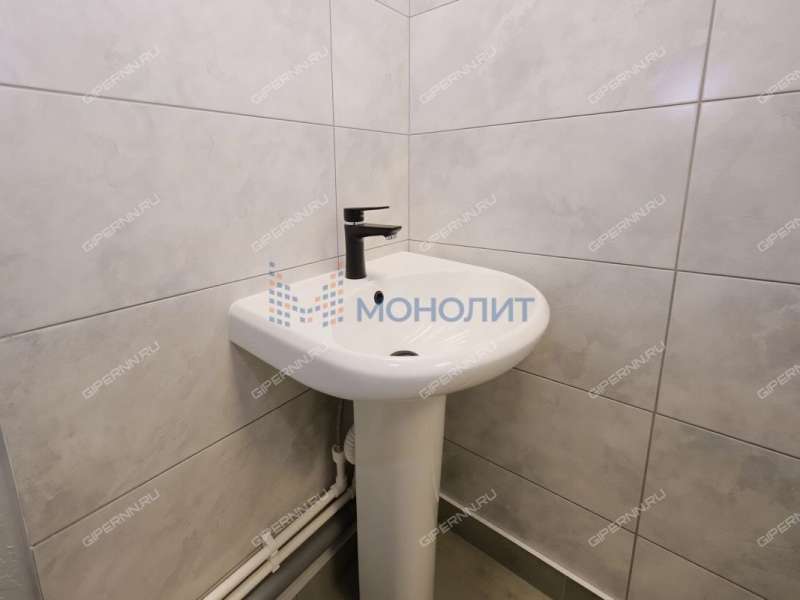 помещение под офис, торговую площадь на улице Владимира Лузянина