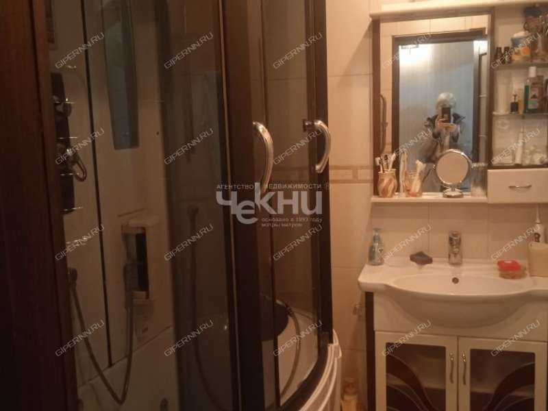 двухкомнатная квартира на улице Александра Хохлова дом 1