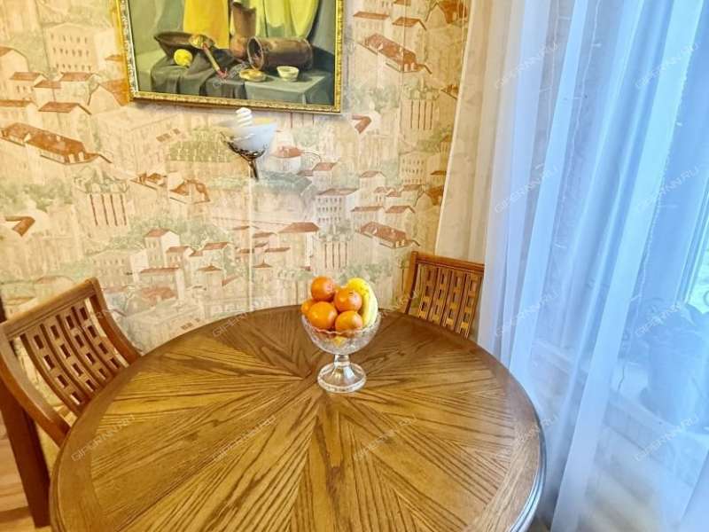 трёхкомнатная квартира на улице Челюскинцев дом 19