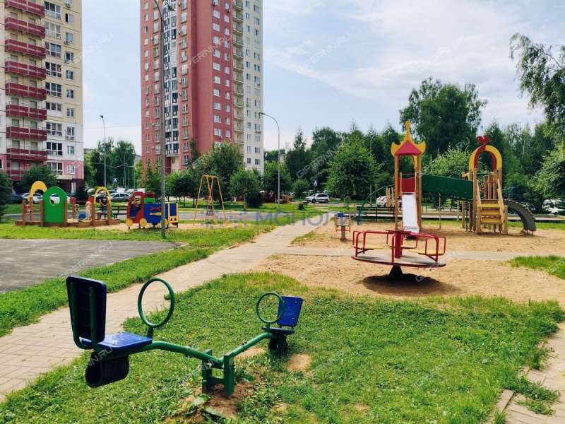трёхкомнатная квартира на бульваре 60-летия Октября дом 25 к3