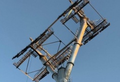 Четвертую опору канатной дороги через Оку монтируют в Нижнем Новгороде