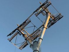Четвертую опору канатной дороги через Оку монтируют в Нижнем Новгороде