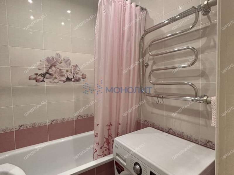 трёхкомнатная квартира на улице Верхнепечёрская дом 5