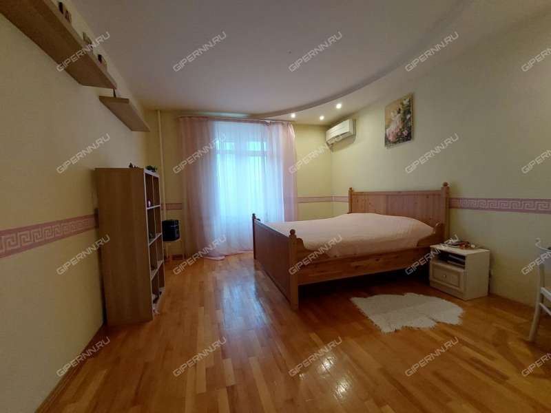 трёхкомнатная квартира на проспекте Кирова дом 6