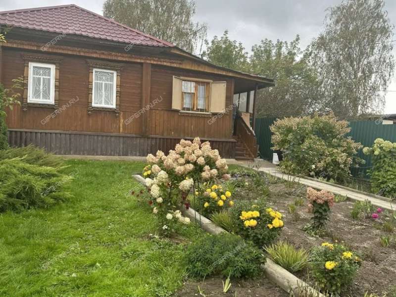 дом на Центральной улице село Лакша