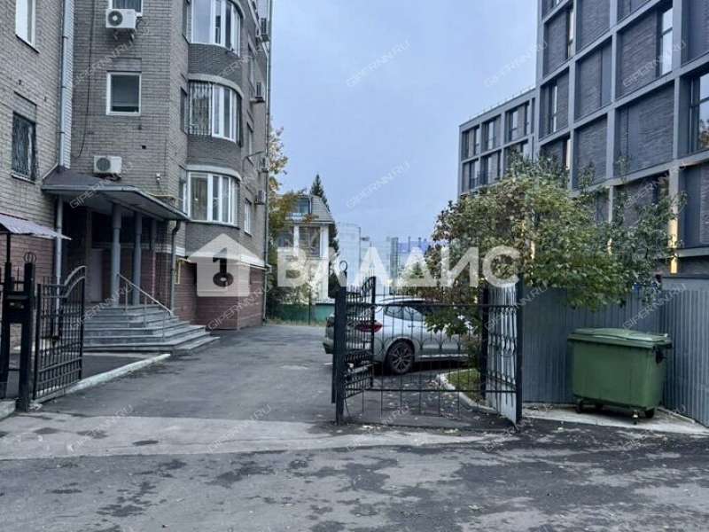 трёхкомнатная квартира на улице Большие Овраги дом 4